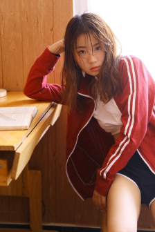 被主人关在笼子里面